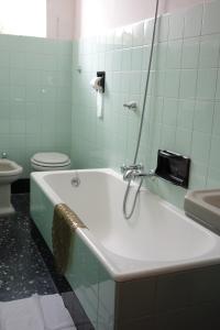 A bathroom at Hotel Roma