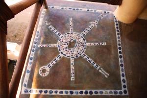 un disegno di un sole su un tavolo di One Love Hostal Puerto Escondido a Puerto Escondido