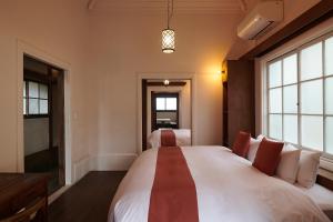 - une chambre avec 2 lits et une fenêtre dans l'établissement Shirafuji, à Suzaka