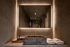 łazienka z umywalką i lustrem w obiekcie Colombos Beachfront w mieście Foinikiá