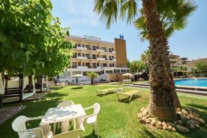 una palmera sentada junto a un hotel en Checkin Flamingo, en L'Estartit