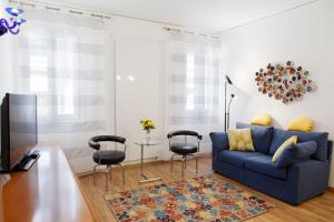 威尼斯的住宿－Appartamento Piera Rossa info at yourhomefromhomeinvenice-venicerentalapartments dot it，客厅配有蓝色的沙发和椅子