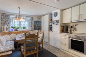 Ferienhaus Carin في Utting: مطبخ وغرفة معيشة مع طاولة وغرفة طعام