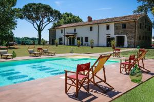 un grupo de sillas y una piscina frente a una casa en Monna Caterina Wine Resort, en Vinci