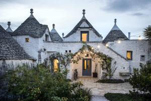 ein großes weißes Schloss mit Türmen in der Unterkunft Trulli 18cinquantanove in Cisternino