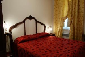 A bed or beds in a room at Hotel Roma
