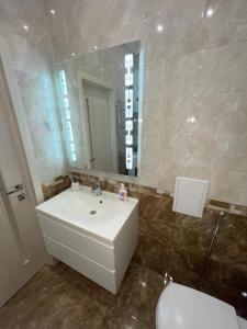 A bathroom at Sea View Kadorr Suite