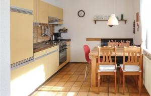 アルラッハにあるBeautiful Apartment In Arrach With 2 Bedrooms And Wifiのキッチン(テーブル付)、ダイニングルーム