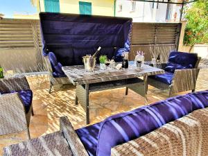Posezení v ubytování Villa Spark with heated pool in Rogoznica Zecevo