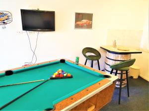 Biliár nebo kulečník v ubytování Villa Spark with heated pool in Rogoznica Zecevo
