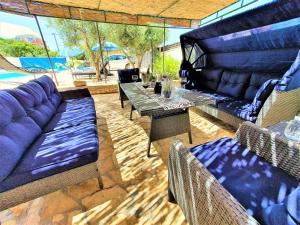 Posezení v ubytování Villa Spark with heated pool in Rogoznica Zecevo