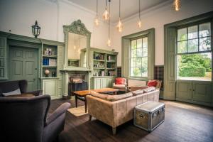 Caistor Hall في نورويتش: غرفة معيشة مع كنب وطاولة ومرآة