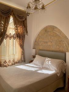 Un dormitorio con una cama grande y una ventana en Studio familial Maison de L'église du Couvent, en Narbona