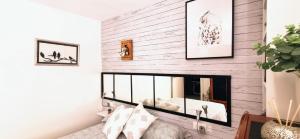 - une chambre dotée d'un mur en bois et d'une cheminée dans l'établissement Salou luz y color, à Salou