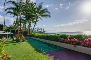 a view of the pool at the resort at Hale Napili in Honokowai