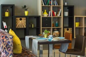 uma sala de jantar com mesa e cadeiras em Hôtel La Perle de Mogador em Essaouira