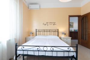 Tempat tidur dalam kamar di Mina e Arna'