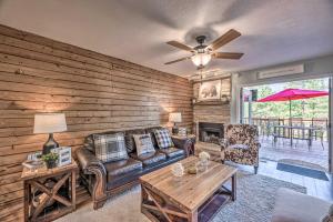 Et opholdsområde på Family-Friendly Ruidoso Escape 2 Mi to Golf!