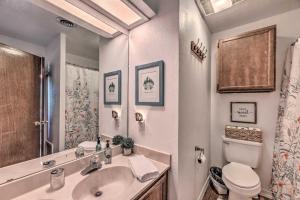 Et badeværelse på Family-Friendly Ruidoso Escape 2 Mi to Golf! + 24 billeder
