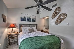 En eller flere senge i et værelse på Family-Friendly Ruidoso Escape 2 Mi to Golf!