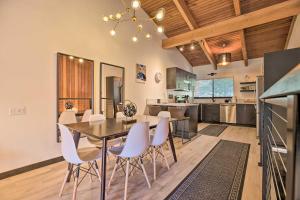 Dapur atau dapur kecil di Contemporary Mountain Retreat - Walk to Slopes!