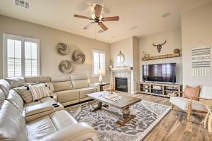 un salon avec un canapé et une table dans l'établissement Game Room and Pool Stylish Goodyear Home!, à Liberty