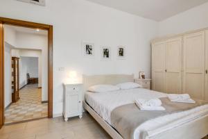Tempat tidur dalam kamar di The Country in the City - Parco delle Cascine Apartments
