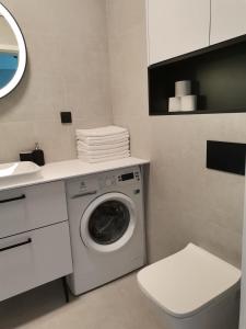 a laundry room with a washing machine and a sink at Rezydencja Niechorze 213 in Niechorze