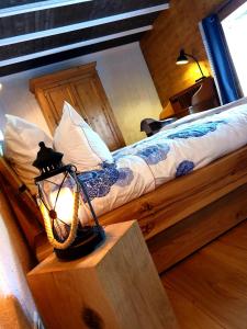 - une chambre avec un lit et une lampe sur une table dans l'établissement ROUET-NATURE.FR - Chambre d'hôtes Champêtre, à Tréban