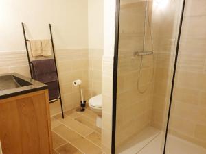 La salle de bains est pourvue d'une douche et de toilettes. dans l'établissement ROUET-NATURE.FR - Chambre d'hôtes Champêtre, à Tréban