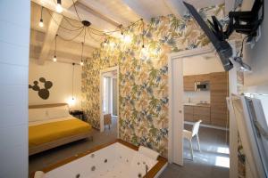 een slaapkamer met een bed en een bad in een kamer bij SicilyNice in Avola