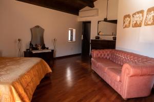 uma sala de estar com um sofá e um espelho em "Il Miglio" Country House em Pettorano sul Gizio