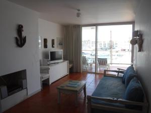 un soggiorno con divano e TV di Lagos Marina - Exclusive Apartment with a Balcony a Lagos