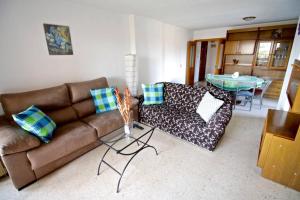 a living room with a couch and a table at APARTAMENTO ENTRE MARES in Benidorm