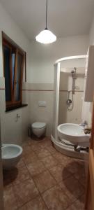 Affittacamere Angela في ليفانتو: حمام مع حوض ومرحاض ومغسلة