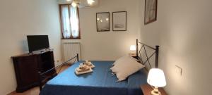 A television and/or entertainment centre at Affittacamere Angela