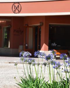 un bâtiment avec des fleurs violettes devant lui dans l'établissement Mestizo Hotel, à Lincoln