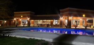 una piscina frente a una casa por la noche en Mestizo Hotel, en Lincoln 16 fotos más