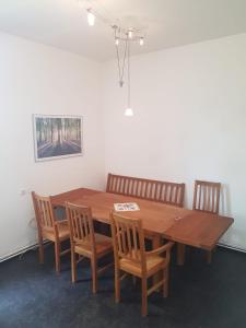 格明德的住宿－Ferienwohnung Gmünd，餐桌、椅子和木桌