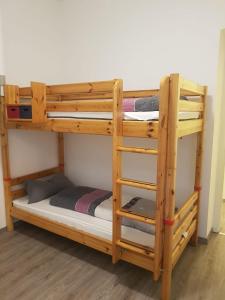 a pair of bunk beds in a room at Ferienwohnung Gmünd in Gmünd