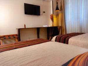 
A bed or beds in a room at Hotel Sagarnaga
