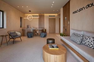 Halcyon Days Suites的休息区