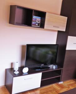 uma sala de estar com uma televisão de ecrã plano sobre uma mesa em Apartmani Bambola em Višegrad