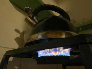 einen Wasserkocher auf dem Herd in der Unterkunft Paddahoek Cottage in Vermaaklikheid