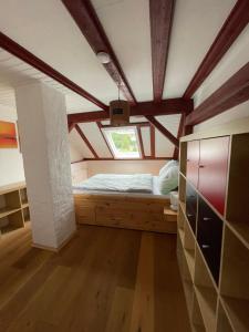 een kamer met een bed en een raam erin bij Ferienwohnung Bartenwetzerbrücke 2 in Melsungen