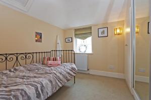 - une chambre avec un lit et une fenêtre dans l'établissement Compton House Snug, à Newark-on-Trent