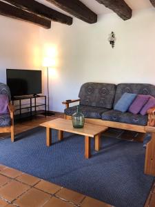 een woonkamer met een bank en een salontafel bij Casas Rurales Hermigua in Hermigua