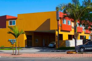 un edificio amarillo y naranja con aparcamiento en Redondo Beach Inn-LAX, en Gardena
