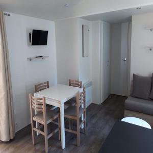 Mobilhomes Quiberon Camping Conguel - Bord de Mer TV 또는 엔터테인먼트 센터