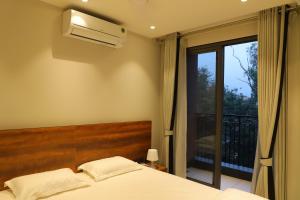 En eller flere senge i et værelse på Apt# ONE-FOUR-TWO - with Lift - High Speed Wifi - Smart TV